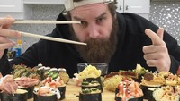 Sumpit besar ini sih emang pas dipakai untuk mengambil sushi dihadapan Harley. Pasti sushinya nggak bisa dimakan sekali lahap. Foto: Instagram harleyplays