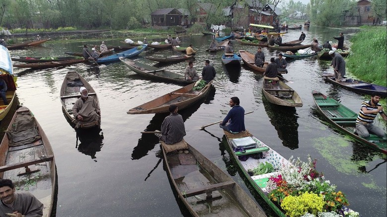 Melihat Kehidupan Muslim Manusia Perahu di Srinagar Melihat Kehidupan Muslim Manusia Perahu di Srinagar