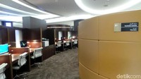 Traveler yang ingin bekerja, disediakan juga meja dan komputer dengan internet super cepat. Di baliknya, ada bilik privat buat nonton TV. Fasilitas lain di lounge ini, ada ruang salat, smoking room, hingga Six Senses Spa. Lengkap!  (Wahyu/detikTravel)
