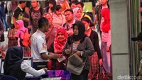 Senior Manager Humas KAI Daop I Jakarta Edy Kuswoyo mengatakan untuk kereta tidak ada puncak mudik karena volume penumpang sudah sesuai dengan kapasitas sehingga tidak akan membeludak.