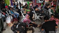 Bahkan, sejumlah pemudik lain sampai-sampai duduk di lantai.