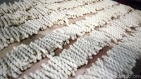 Kue Otere-otere khas Makassar ini dihargai Rp 40.000 untuk per 1/kg, sementara untuk kemasan bal dengan isi 50 bungkus Rp 20.000 per balnya.
