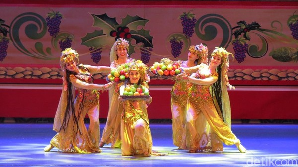 Para penari cantik di Xinjiang Grand Theatre ini campuran dari etnis Uyghur, Kazakhs dan Hui. Etnis Uyghur dan Kazakhs sudah mirip orang Eropa. Jadi pengen kenalan (Fitraya/detikTravel)