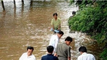 Foto banjir ini dikeluarkan Korut pada tahun 2012 yang menggambarkan keadaannya tidak begitu parah. Tapi foto itu rekayasa yang terlihat dari gambar yang tidak mulus. Kenyataannya, puluhan ribu orang harus mengungsi akibat banjir itu. Foto: Istimewa