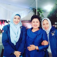 Aktris yang pernah populer lewat sinetron Gerhana itu pun kini makin jarang terlihat di layar kaca. Ia tampak menikmati kegiatan barunya di partai politik. Foto: Instagram/DinaLorenza1975