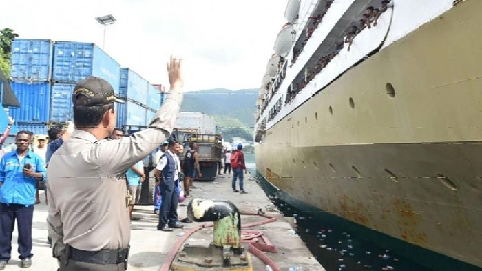 Kapolda Papua Lepas Ribuan Pemudik KM Ceremai