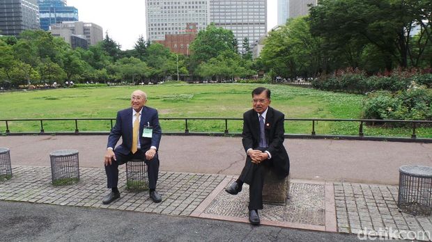 Saat JK Jalan Santai dan Lihat-lihat Taman di Jepang