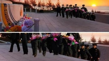 Foto di majalah Korut ini menampakkan tentara sedang berziarah ke monumen Kim Il Sung. Tapi tidak ada satupun bayangan di bawah tentara itu. Foto: Istimewa