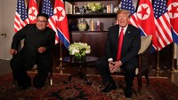 Senang bertemu Anda, Mr. President! ucap Kim Jong-Un dalam bahasa Inggris sesaat usai duduk bersebelahan dengan Trump. (Foto: REUTERS/Jonathan Ernst)