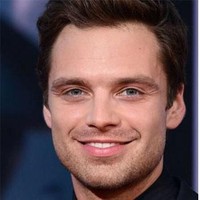 Versi wanita Sebastian Stan, pemeran Bucky Barnes punya senyuman yang memikat. Foto: Dok. FaceApp