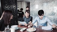 Sedang membaca script sambil ditemani camilan. Jirayu terlihat sangat fokus membaca ya. Foto: Instagram @jirayuworld