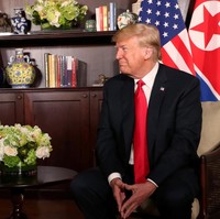 Rambut pirang begitu melekat dengan karakter Donald Trump. Bertahun-tahun sudah, Presiden Amerika Serikat ini setia dengan model rambutnya. Tak sedikit yang menyebutnya seperti memakai rambut palsu, walau foto-foto candid yang beredar membuktikan keaslian rambut Trump. Foto: Reuters