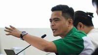 Mundurnya Nuruzzaman sebagai kader Gerindra menuai perdebatan. Nuruzzaman menyebut dia mundur karena cuitan Fadli Zon dianggap menghina Yahya Staquf. Sementara Gerindra menyatakan Nuruzzaman mundur karena telah ditawari nyaleg oleh partai lain.   (dok. Twitter @noeruzzaman)