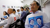 Pertemuan kedua pemimpin negara tersebut berjalan dengan lancar dan sarat akan hubungan persahabatan. Momen tersebut semakin memberi harapan warga Korea Utara yang menyaksikan pertemuan bersejarah tersebut di kota-kota di Korea Utara. Tyrone Siu/Reuters.