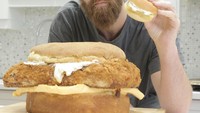 Pria berusia 32 tahun ini memang sering muncul di channel YouTube Epic Meal Time. Ia dan temannya memasak semua makanan berukuran jumbo ini. Foto: Instagram harleyplays
