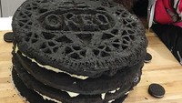 Penyuka Oreo pasti suka kalau dikasih Oreo jumbo ini. Kalau kamu mau nggak? Foto: Instagram harleyplays