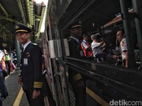 Kereta Sleeper Meluncur Antar Pemudik ke Kampung Halaman
