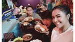 Jadi Hot Mama, Ini Potret Keren Denada Ketika Makan Bersama Sang Putri