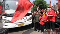 Politikus PDIP Puan Maharani melepas rombongan mudik gratis Lebaran 2018. Para pemudik diberangkatkan ke berbagai tujuan di wilayah Jawa Barat, Jawa Tengah, dan Jawa Timur.