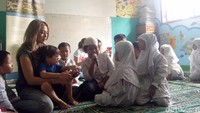 Ia pun mangajarkan El Barack sejak dini, dalam hal berbagi. Foto: Veynindia