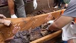 Foto: Ritual Ganti Baju Jenazah Orang Toraja