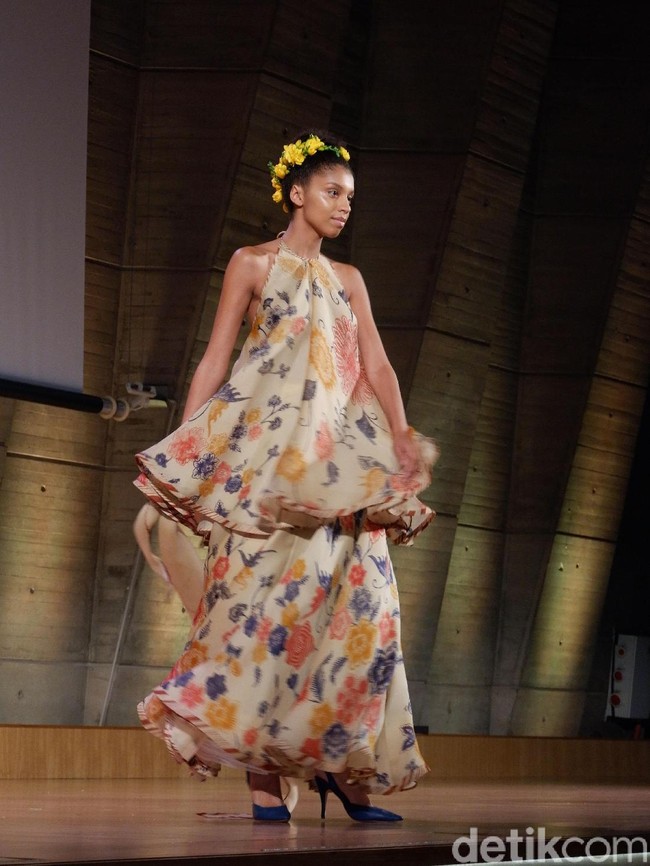 Koleksi ini 95 persen Indonesia. Sisanya, lima persen rasa Prancis dari pilihan bunganya, kata Edo. Sekali lagi, karya Edo ini membuktikan betapa batik sebagai warisan budaya Indonesia dengan nilai histori dan filosofinya sangat fleksibel dengan tren kekinian sehingga bisa mendunia. (Foto: Daniel Ngantung/Wolipop)