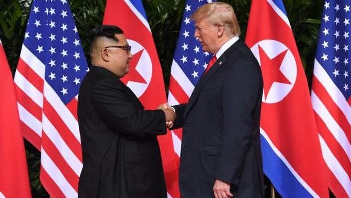 Pertemuan Kim Jong Un dan Donald Trump. Foto: BBC World Pertemuan Kim Jong Un dan Donald Trump. Foto: BBC World