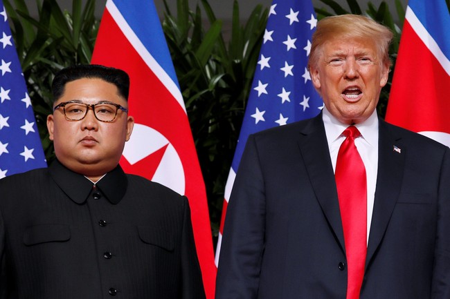 Model rambut mini bouffant Kim Jong Un selalu tampil sempurna, tersisir rapi ke belakang dengan sapuan gel. Bagian samping dipangkas lebih tipis, sehingga rambut tebal hanya ada di bagian tengah. Foto: REUTERS/Jonathan Ernst