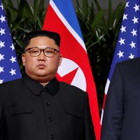Model rambut mini bouffant Kim Jong Un selalu tampil sempurna, tersisir rapi ke belakang dengan sapuan gel. Bagian samping dipangkas lebih tipis, sehingga rambut tebal hanya ada di bagian tengah. Foto: REUTERS/Jonathan Ernst