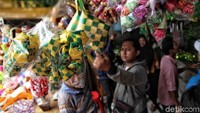 Sejumlah warga membeli pernak-pernik Lebaran di salah satu toko Pasar Asemka, Jakarta Barat, Selasa (12/6).