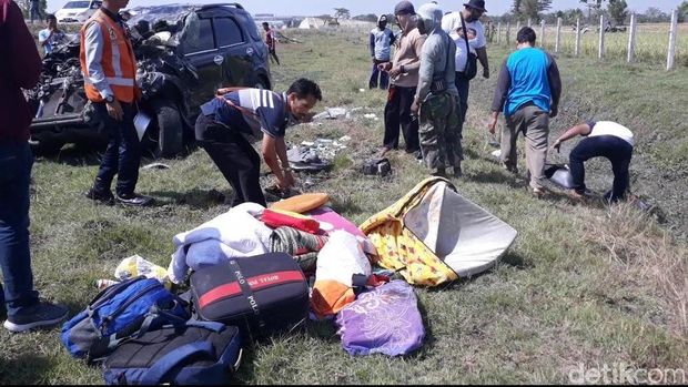 Lagi, Ban Pecah di Tol Madiun, Mobil Rush Terguling Masuk Parit