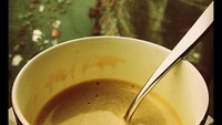 Alya Rohali ternyata suka ngopi juga. Segelas kopi susu ini jadi minuman hangat teman santai Alya.  Foto: instagram @arohali