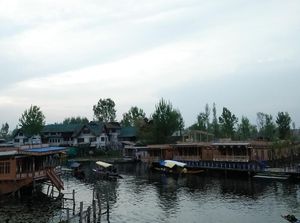 Melihat Kehidupan Muslim Manusia Perahu di Srinagar