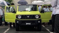 Tampang Suzuki Jimny terbaru sendiri cukup mengalami ubahan dari model sebelumnya. Bahkan ada yang mengatakan modelnya mirip Land Rover Defender, Jeep Wrangler, dan Mercedes G-Class dengan ukuran yang lebih mungil.  Foto: Carscoops