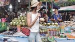 Anggunnya Pacar Baim Wong, Paula Verhoeven Saat Ngopi dan Makan Seafood