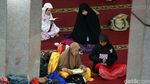 Warga Bekasi Itikaf Berburu Malam Seribu Bulan