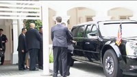 Trump mengajak Kim Jong-Un mendekati The Beast yang terparkir di salah satu sisi Hotel Capella. Foto: Screenshot via Channel News Asia