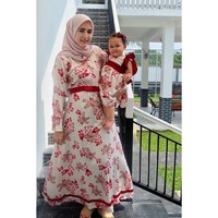 Istri cantik mantan vokalis band Ungu, Adelia Pasha sering tampil kompak memakai busana yang sama dengan putri bungsunya, Kayla Mutiara Pasha. Foto: Instagram/AdeliaPasha