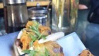 Terung ungu juga bisa lho dibuat tempura. Netizen @inspiredspoon ini memposting foto tempura terung yang terlihat yummy. Foto: Istimewa