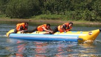 Bagi wisatawan yang mudik ke daerah Wonosobo, sempatkan mampir ke wisata air di Waduk Wadaslintang. Selain indah, terdapat juga aneka permainan air (Uje/detikTravel)