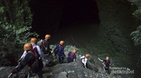 Sayangnya, baik Gua Jomblang dan Gua Grubug sedang terancam oleh pembangunan peternakan ayam PT Widodo Makmur Unggas. Sebabnya, pembuangan limbah dari peternakannya mengalir ke bawah tanah (Leonard Anthony/dTraveler)