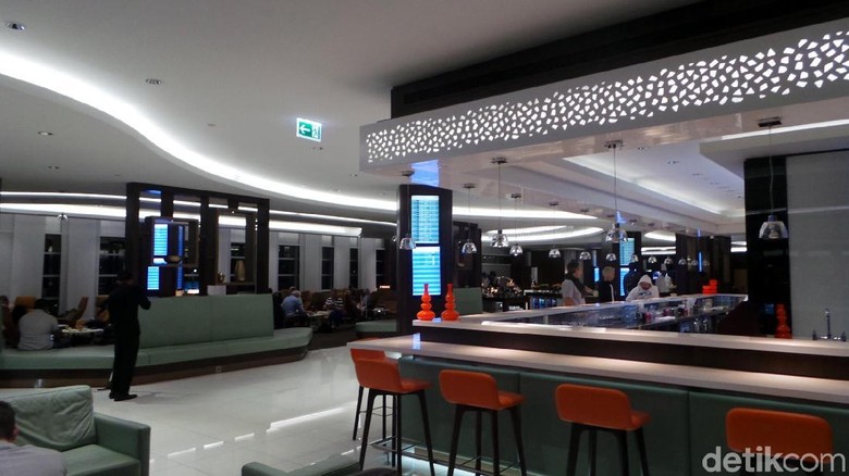 Lounge mewah kelas bisnis maskapai Etihad di Abu Dhabi (Wahyu/detikTravel) Lounge mewah kelas bisnis maskapai Etihad di Abu Dhabi (Wahyu/detikTravel)