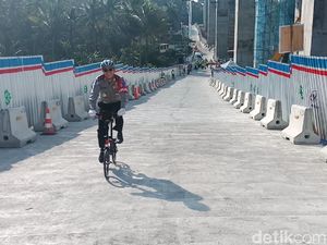 Naik Sepeda, Kakorlantas Buktikan Tanjakan Kali Kenteng Aman