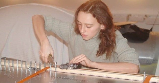 Wanita kelahiran 1993 ini bermimpi untuk menjadi ahli aeronautical, ilmu tentang dunia penerbangan. Ketika dia baru berumur 14 tahun, Sabrina membuat pesawat bermesin tunggal sendirian dan kemudian menerbangkannya ke Danau Michigan. Butuh waktu dua tahun untuk menyelesaikan prestasi yang dia dokumentasikan di Youtube. Foto: Istimewa