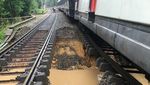 Foto: Penampakan Kereta yang Tergelincir di Pinggiran Paris
