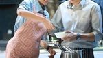 Gantengnya Aktor Thailand, Kao Jirayu Saat Sedang Masak Hingga Makan Seafood
