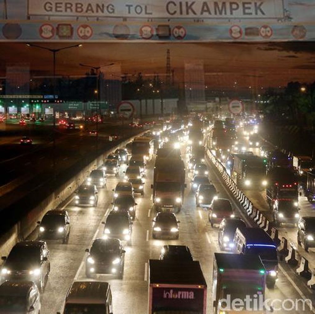Tol Cikampek-Jakarta Padat, Contraflow Diberlakukan 6 Km Tol Cikampek-Jakarta Padat, Contraflow Diberlakukan 6 Km