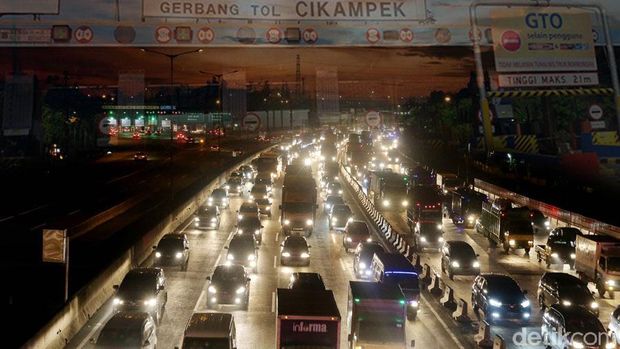 Tak jarang, harus menghadapi macet berjam-jam di tol bila menempuh jalur darat.
