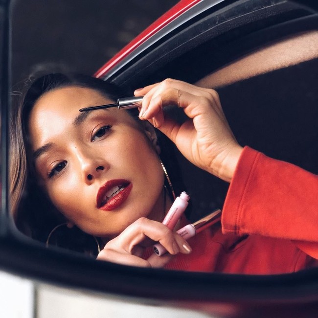 Ia pun mengungkap kenyataan di balik kehidupan para YouTuber. Di YouTube, semuanya terlihat sempurna. Semuanya diedit, tutur pemilik 260 ribu subscriber. Foto: Instagram Aja Dang