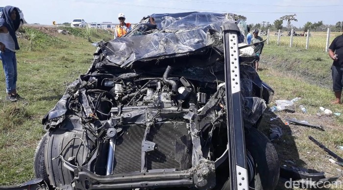 kecelakaan pecah ban di tol madiun